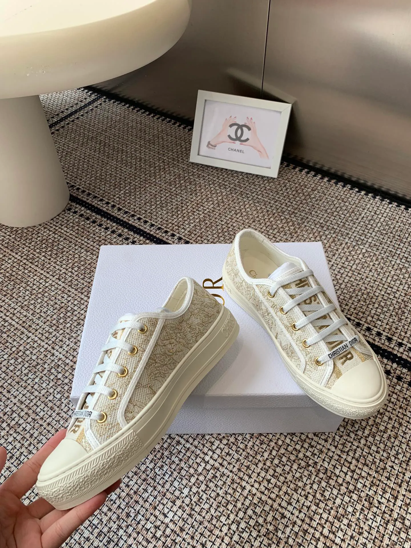 👟👟Ex-factory price 480👟👟 New color Dior Dior's new presbyopic embroidered canvas heighten thick-soled shoes, all details are consistent with the authentic ones ❗️Classic presbyopic with thick-soled series, fashionable and comfortable and also elongates the leg line, all original methods ❗️Original materials❗️ Classic embroidered presbyopic imported silk sheep lining, original cowhide lining for feet ❗️Refundable if not satisfied❗️ Code number 35-41 (40, 41 customized, non-returnable or exchangeable)